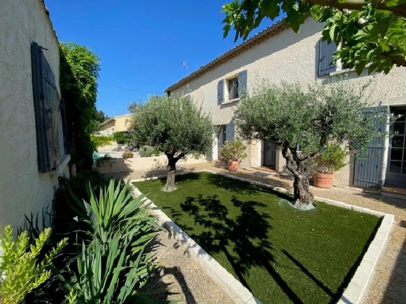 Provencal Countryside Mas: Poolside Retreat near Luberon & Alpilles Villa Senas