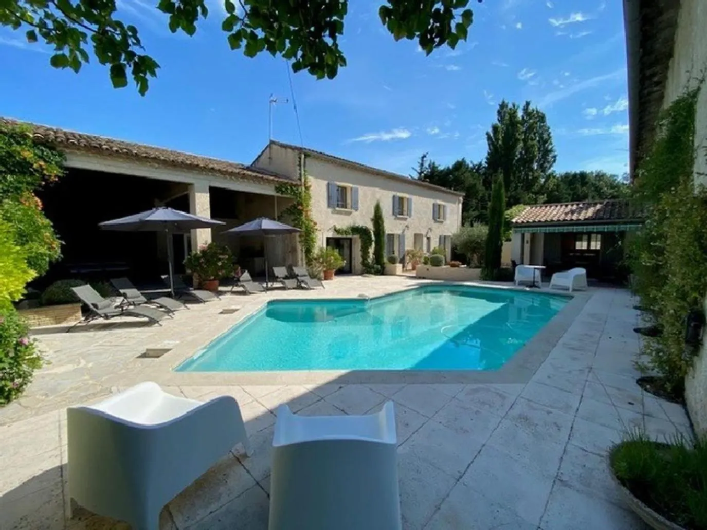 Authentic Provencal Mas With Pool, In The Countryside Of The Village Of Senas, Close To The Luberon And The Alpilles, Sleeps 8. location